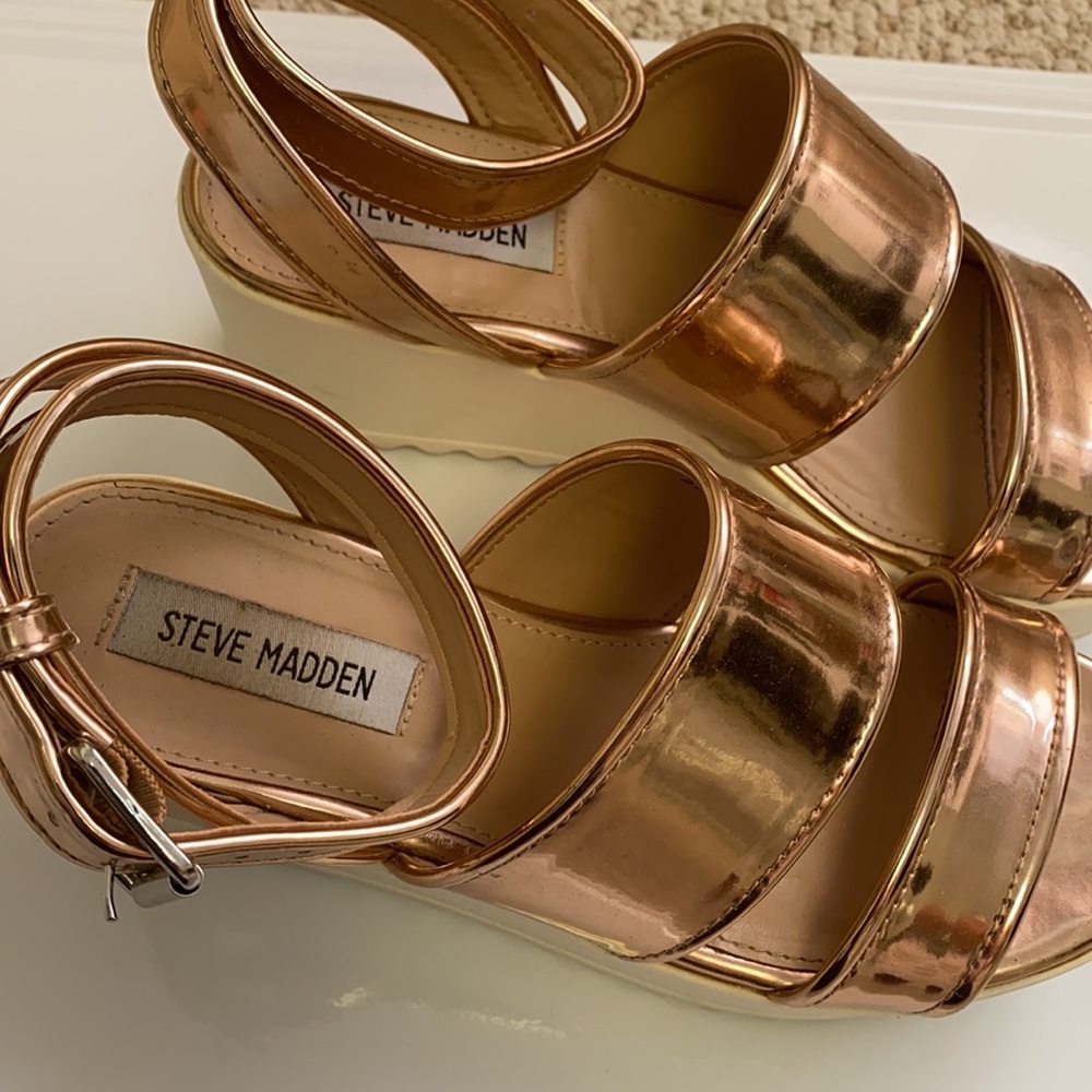 Steve Madden gold metallic platform sandels - Picture 2 of 6